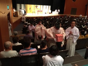 お脚の不自由な信徒さんのもとに天拝を授ける管長台下