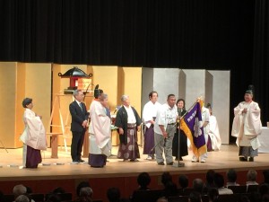 鹿児島教区の教会長より来年の開催の関西教区を代表して京都花守里神事所 吉野所長に大会教旗が引き継がれました