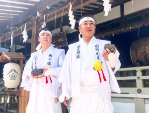 富士山のボク石を積む管長台下と野口健造営委員長