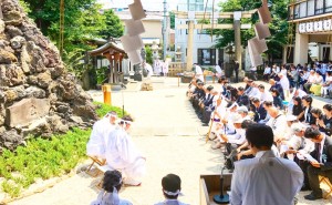 富士山のボク石を積む管長台下と野口健造営委員長