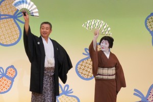 二部 奉納演舞の終演は管長台下と上七軒の福鶴さんとで華やかに幕が降ろされました