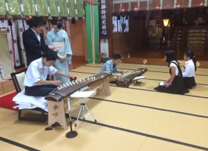 留学生は実際に琴の演奏を体験