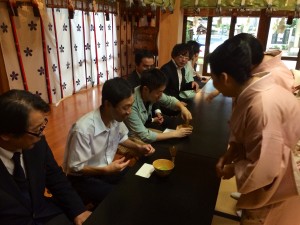 留学生は講師の先生に促されお茶を点てる体験をされました