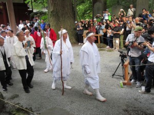 6月30日 富士講パレードで六根清浄の掛け念丈を先達される管長台下と第二十代御法家 勝間田覚法様