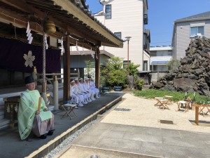 富士塚を前に斎行されました。