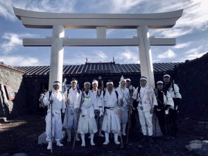 浅間大社奥宮の鳥居前で
