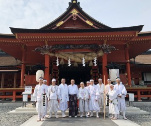 帰路に富士宮 浅間大社 に参拝 (中央 甲田宮司 )