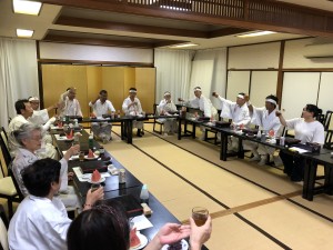 無事 太祠に帰還し下山祝いが行われました(伝統慣例で上座中央は初山を勤めた者が座ります)