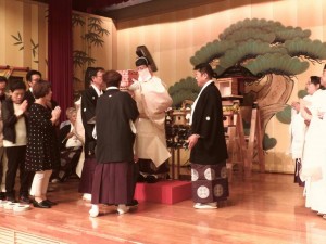御神實の天拝を授ける吉野神事課長