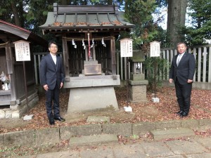 中央が浅間社、右手が小御嶽社 荒川英行小山一心講社教会長と共に