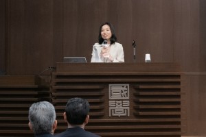 ご講義される彬子女王殿下