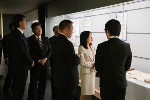 國學院大學博物館で「三条教則と教派神道」をご覧になる彬子女王殿下
