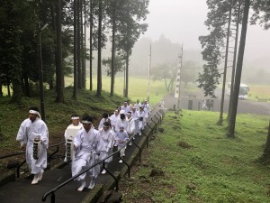 御開祖 角行さま御修行の人穴へ参詣